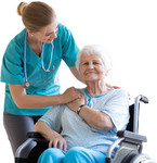 Ältere Patientin wird umsorgt in der Geriatrie