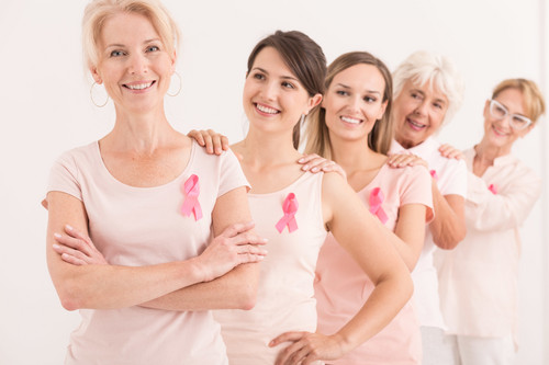 Frauen mit pinkfarbener Schleife als Symbolbild